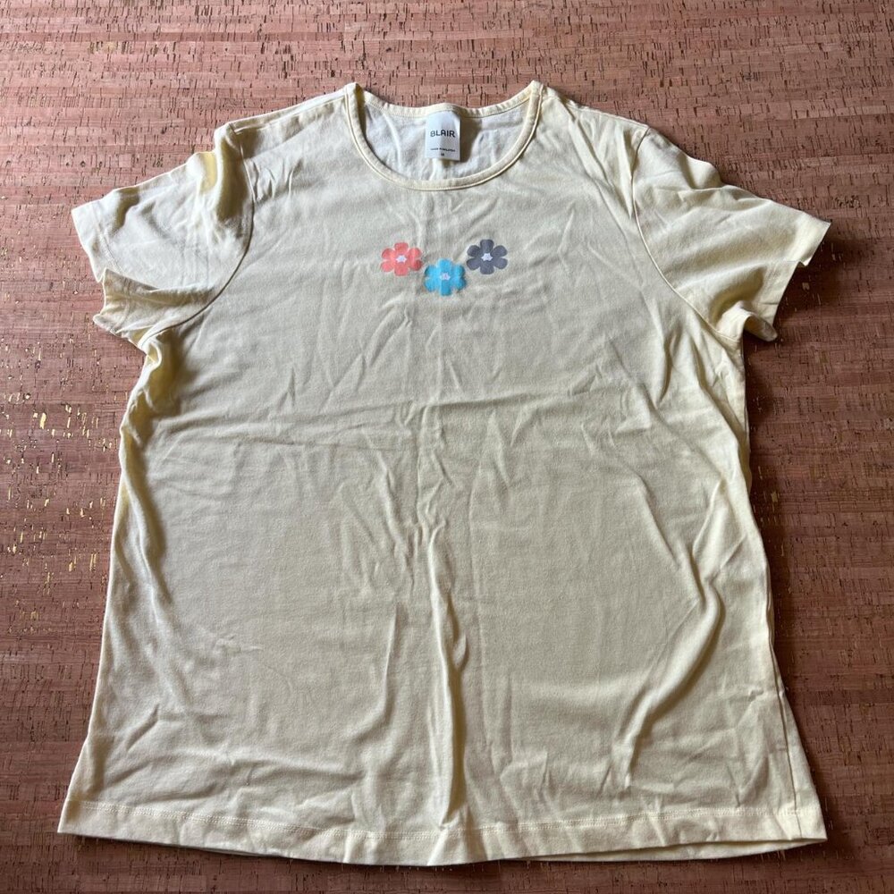 creamy yellow flower tee